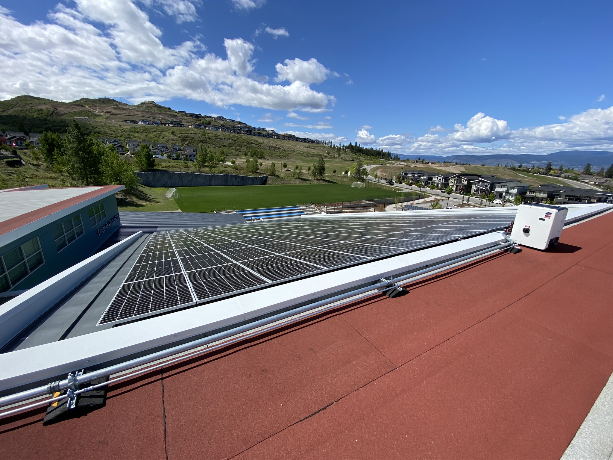 http://Solar%20panels%20on%20the%20roof